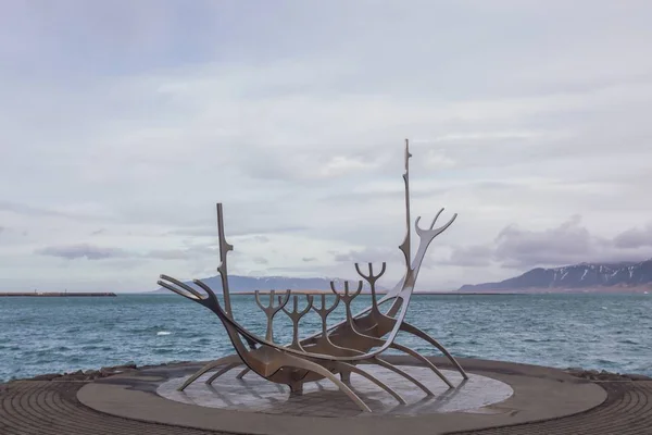 Stor Båtskulptur Rostfritt Stål Sun Voyager Hamnen Reykjavik Island — Stockfoto