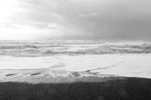 白茫茫白茫茫的海浪和柔软的沙滩拍下的黑白照片 — 图库照片