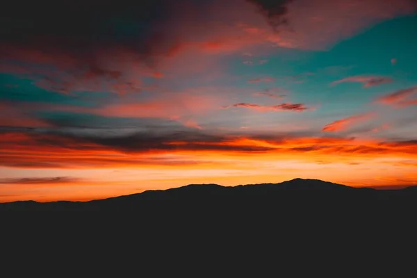 Uma Bela Silhueta Altas Colinas Sob Deslumbrante Céu Dourado — Fotografia de Stock