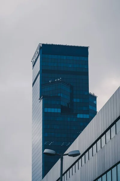 Een Verticaal Laag Hoek Shot Van Een Hoog Gebouw Een — Stockfoto