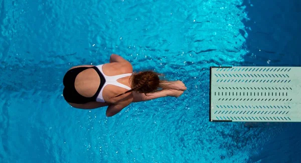 Nadador fazendo um salto na piscina durante uma competição de natação — Fotografia de Stock