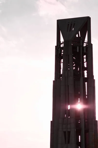 Ein Hohes Gebäude Unter Bewölktem Himmel Und Sonnenlicht Während Des — Stockfoto