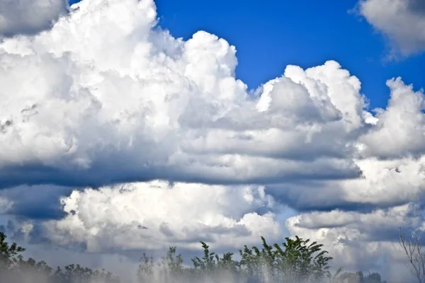 Cielo Azul Nublado Con Árboles Bajo Durante Día Una Buena — Foto de Stock