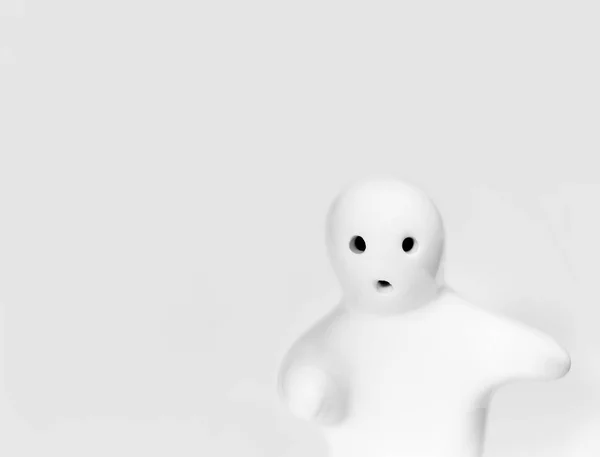 Primo Piano Simpatico Fantasma Bianco Figurina Fronte Uno Sfondo Bianco — Foto Stock