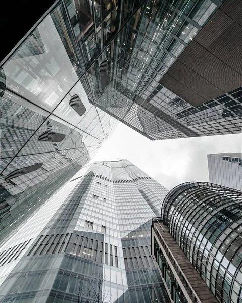 Uma Foto Vertical Baixo Ângulo Cenário Moderno Construção Negócios Tocando — Fotografia de Stock