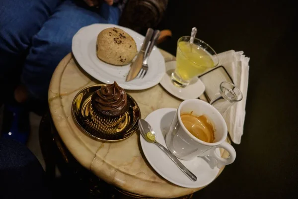 Tiro Ângulo Alto Uma Mesa Café Reconfortante Com Deliciosas Sobremesas — Fotografia de Stock