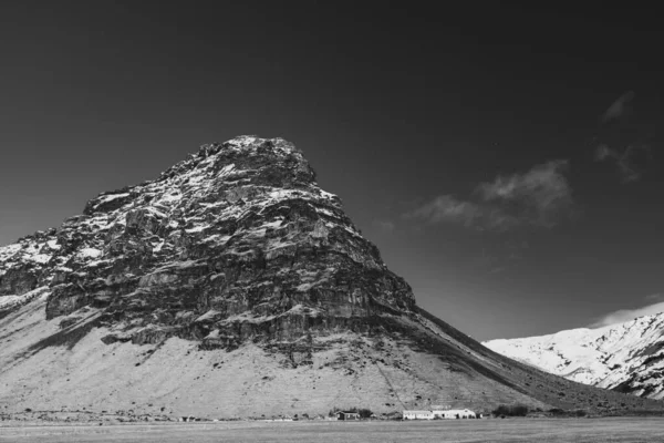 Plan Monochrome Faible Angle Montagne Rocheuse Recouverte Glacier Sous Ciel — Photo