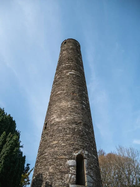 Low Angle Vertical Shot Glendalough Tower Sunny Day — Stock Photo, Image