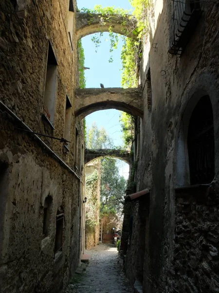 Eski Bir Avrupa Şehrinde Bir Sokak Köşesinin Dikey Çekimi — Stok fotoğraf