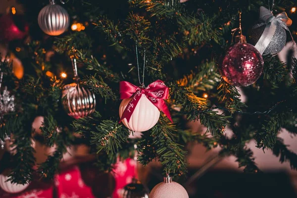 Kerstboom Met Mooi Symbool Kerstobjecten Met Lichtjes — Stockfoto