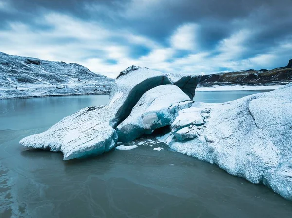 Великий Шматок Айсберга Посеред Замерзлого Холодного Озера Під Пероральним Небом — стокове фото