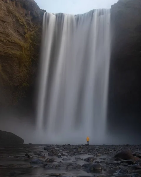 Ein Wasserfall Umgeben Von Viel Grün Und Felsen Dessen Nähe — Stockfoto