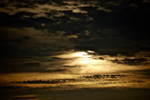 Облачное Небо Время Прекрасного Золотого Заката Прохладная Картинка Обоев Фона — стоковое фото