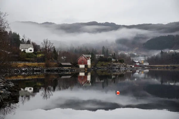 Jezero Obklopené Budovami Horami Pokrytými Lesy Mlhou Odrážející Vody — Stock fotografie