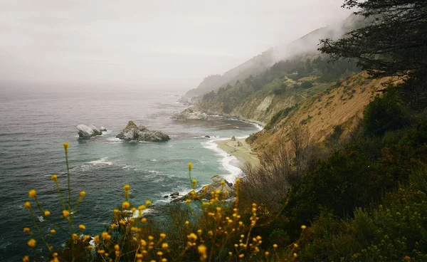 Beautiful Scenery Rock Formations Sea Enveloped Fog — Stock Photo, Image