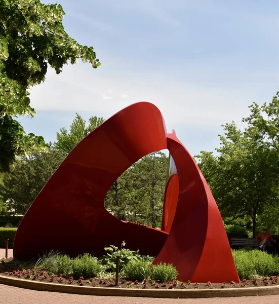 Red Abstract Sculpture Park Surrounded Greenery Sunlight Naperville Illinois — Stock Photo, Image