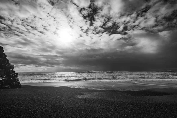 Okouzlující Klidný Výhled Písečnou Pláž Vlnitý Oceán Černé Bílé — Stock fotografie