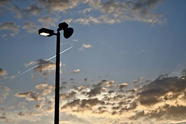 Een Straat Lamp Onder Een Blauwe Bewolkte Lucht Tijdens Een — Stockfoto