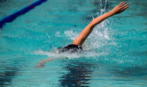 Schwimmerin im Becken während eines Schwimmwettbewerbs — Stockfoto