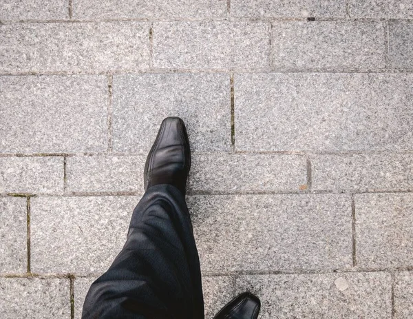 Disparo Una Pierna Hombre Con Pantalones Negros Zapatos Puntiagudos Negros — Foto de Stock