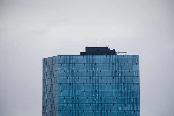 Верхня Частина Сучасного Багатоповерхового Будинку Під Сірим Хмарним Небом — стокове фото