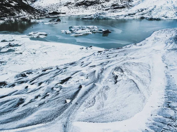 在冰封的高山上 雪白色的远足道路上 冰封着冰封的冰湖 — 图库照片