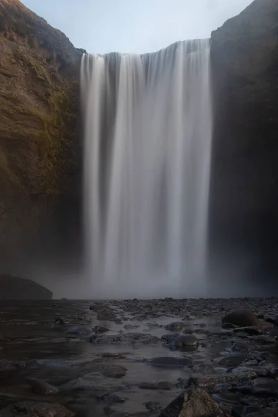 Una Cascada Rodeada Rocas Vegetación Con Acantilado Cubierto Piedras Cerca — Foto de Stock