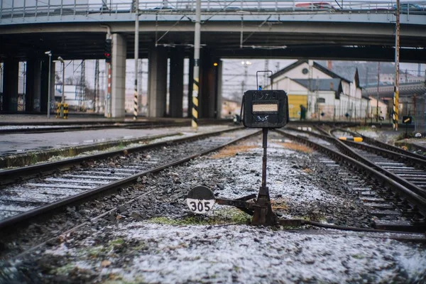 Bulanık Bir Geçmişi Olan Bir Demiryolu Huysuz Bir Arka Plan — Stok fotoğraf