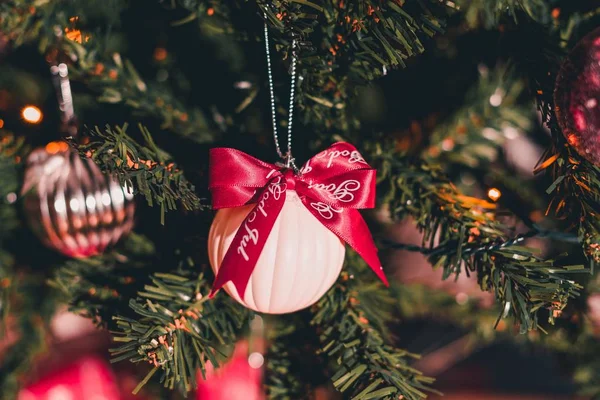 Árvore Natal Com Belo Símbolo Objetos Natal Com Luzes — Fotografia de Stock