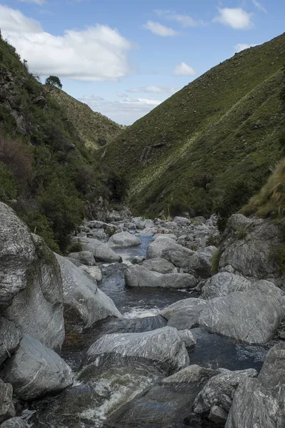 Río Con Rocas Rodeado Colinas Cubiertas Vegetación Bajo Cielo Azul — Foto de Stock
