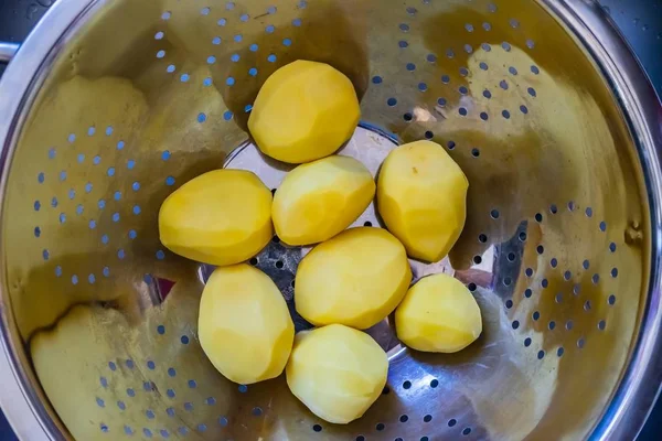 Tiro Ângulo Alto Batatas Descascadas Cruas Filtro Pia Cozinha — Fotografia de Stock