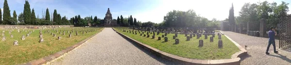 Панорама Кладовища Креспі Адда Оточена Зеленню Під Сонцем — стокове фото