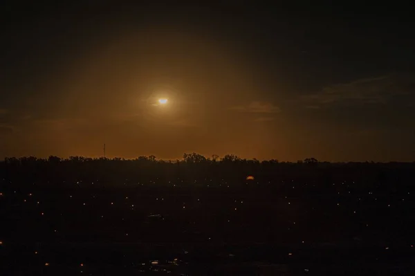 Een Stad Silhouet Omringd Door Bomen Onder Een Heldere Hemel — Stockfoto