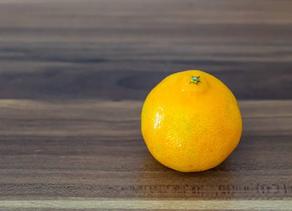 Primer Plano Una Gran Mandarina Fresca Sobre Una Superficie Madera — Foto de Stock