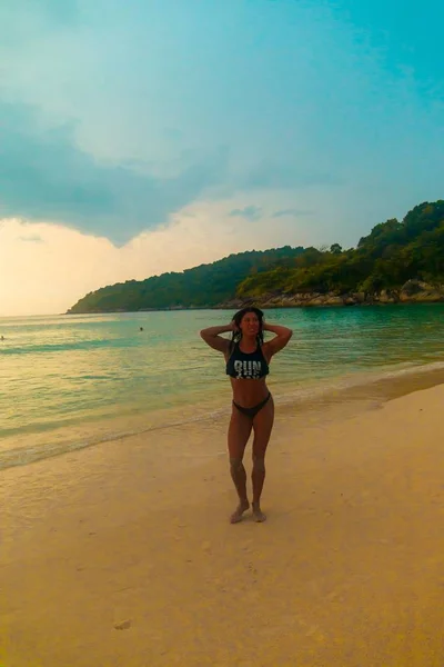 一张在泰国自由海滩享受假期的半裸女性的垂直照片 — 图库照片