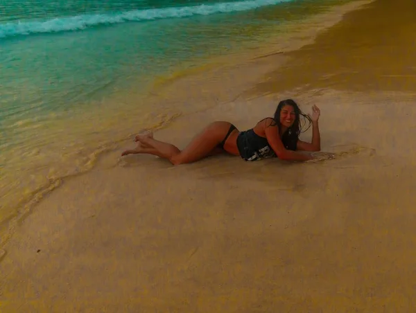 Une Femelle Moitié Nue Allongée Sur Sable Profitant Joyeusement Ses — Photo