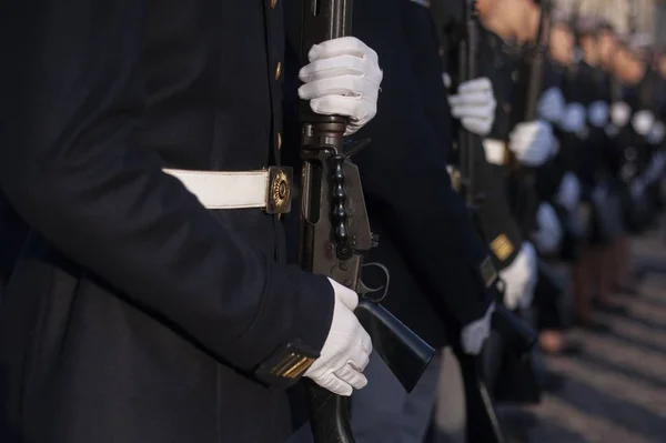 Närbild Officer Med Vita Handskar Som Håller Pistol Parad Med — Stockfoto