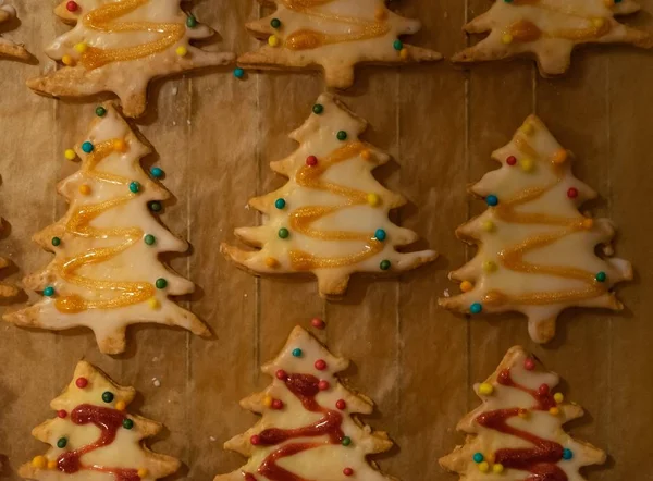 Tiro Alto Ângulo Deliciosos Biscoitos Forma Árvores Natal — Fotografia de Stock