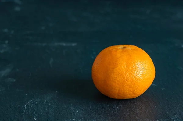 Una Toma Alto Ángulo Una Deliciosa Mandarina Sobre Una Superficie — Foto de Stock