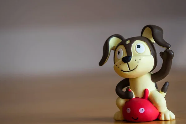 Gros Plan Une Figurine Chien Assise Sur Personnage Escargot Rouge — Photo