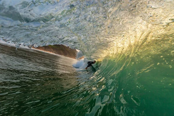 Surfista Masculino Fazer Truques Dominar Ondas Fortes Oceano Algarve Portugal — Fotografia de Stock