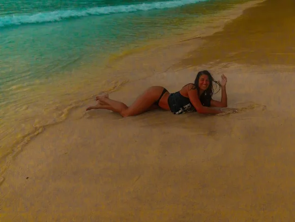 Una Femmina Mezza Nuda Sdraiata Sulla Sabbia Gode Felicemente Sua — Foto Stock