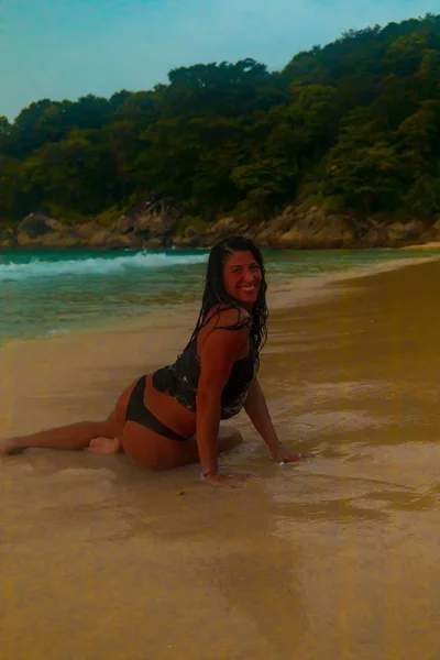 Uma Mulher Semi Nua Sentada Areia Feliz Desfrutando Suas Férias — Fotografia de Stock