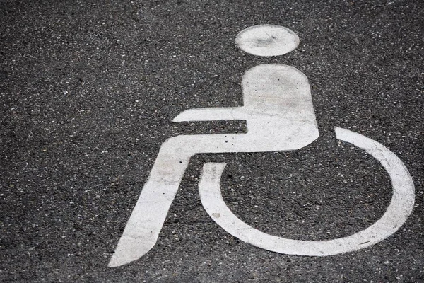 Símbolo Una Persona Discapacitada Pintada Carretera Durante Día —  Fotos de Stock