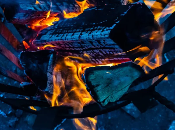 Nahaufnahme Eines Feuers Mit Verrückten Flammen Einem Feuerkorb — Stockfoto