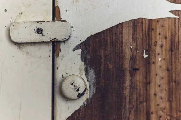 ライトの下の木製のドアの古いノブとロックの閉鎖 — ストック写真