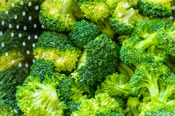 Sebuah Gambar Close Sudut Tinggi Brokoli Mentah Segar Dalam Mangkuk — Stok Foto