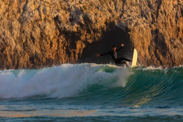 Surfista Masculino Fazer Truques Dominar Ondas Fortes Oceano Algarve Portugal — Fotografia de Stock