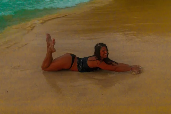 Uma Fêmea Semi Nua Deitada Areia Feliz Desfrutando Suas Férias — Fotografia de Stock