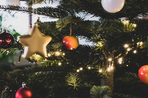 Enfoque Selectivo Los Hermosos Adornos Brillantes Coloridos Árbol Navidad — Foto de Stock